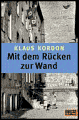 Mit dem Rücken zur Wand
