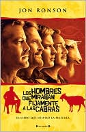 Hombres que miraban fijamente a las cabras